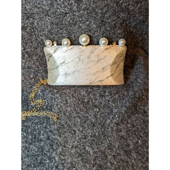 Vintage clutch with faux pearl accents and a gold tone chain strap - Picture 6 of 11